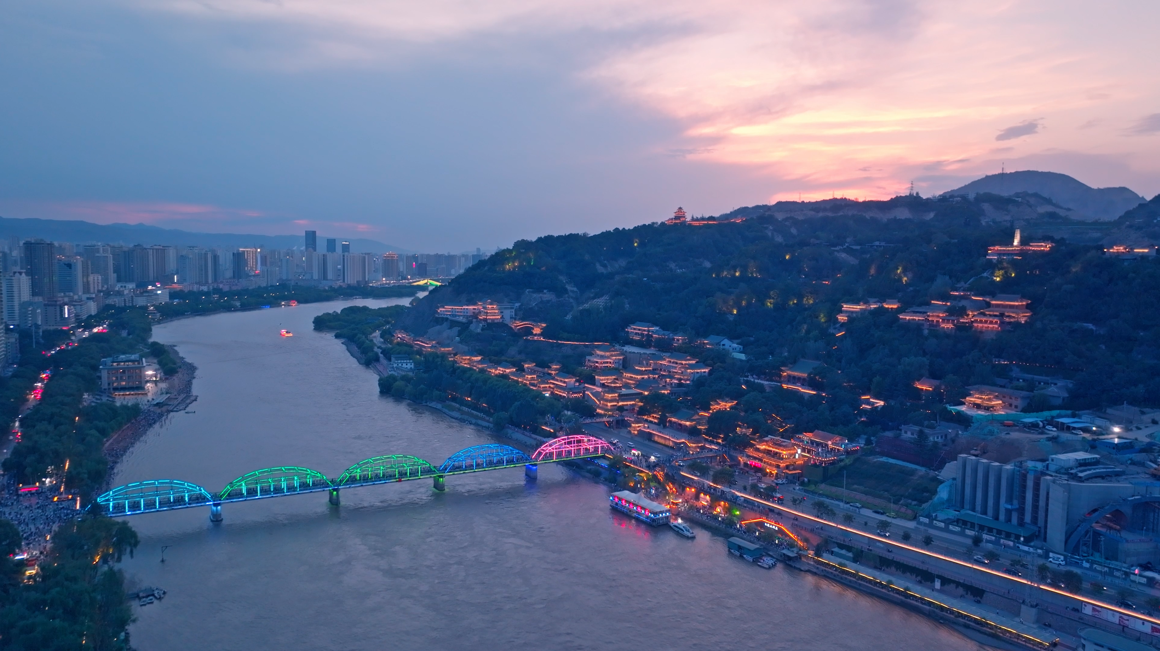 黃河從蘭州穿城而過，兩岸夜晚燈火璀璨。<span id=