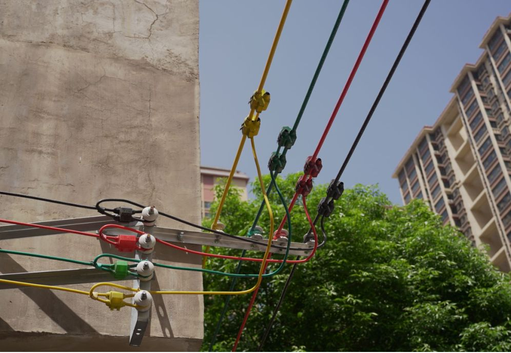 柏樹(shù)巷社區(qū)供電“最后100米”改造后的低壓四色線。葉雪源攝.png