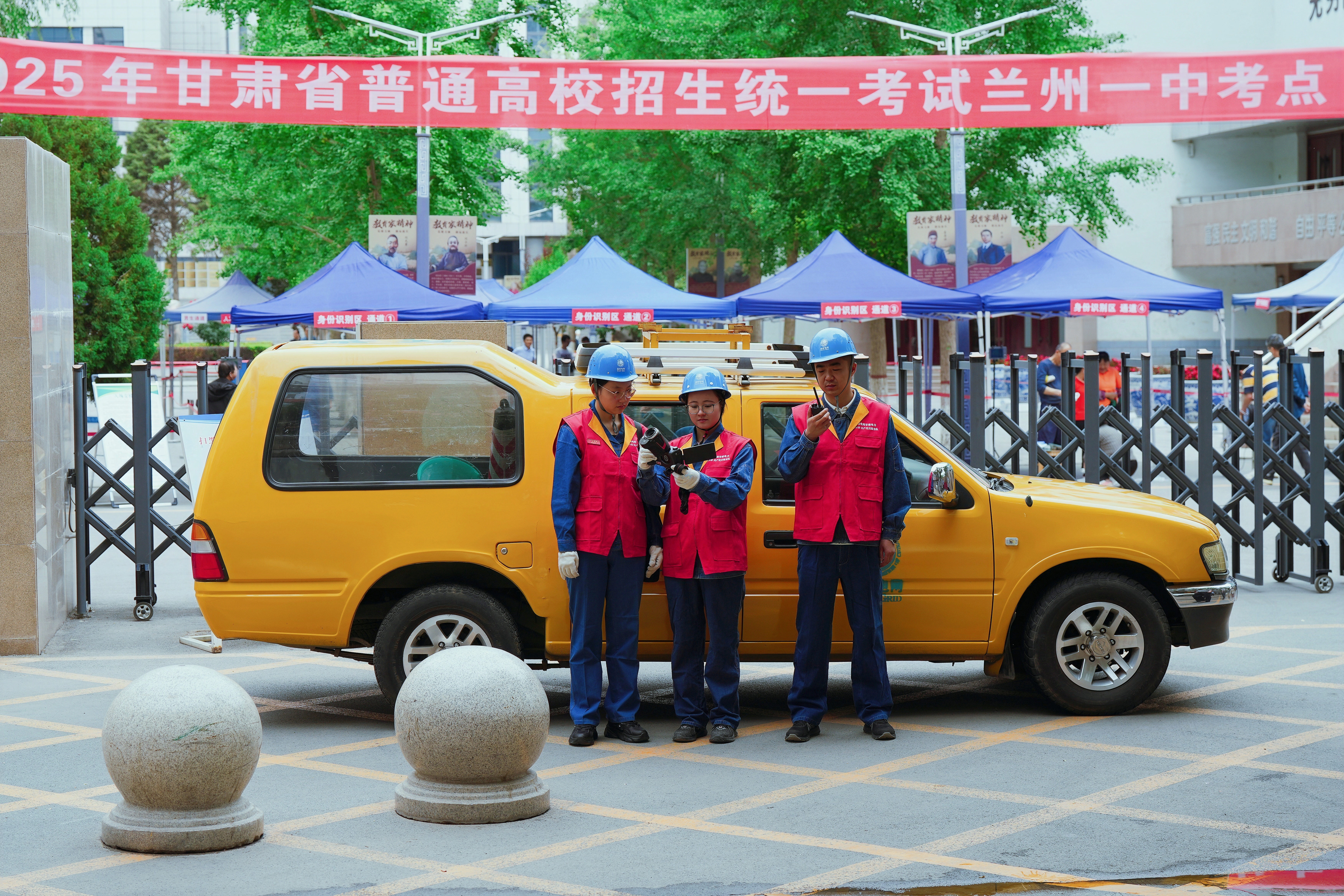 國網(wǎng)蘭州供電公司城關(guān)供電分公司員工在蘭州一<span id=