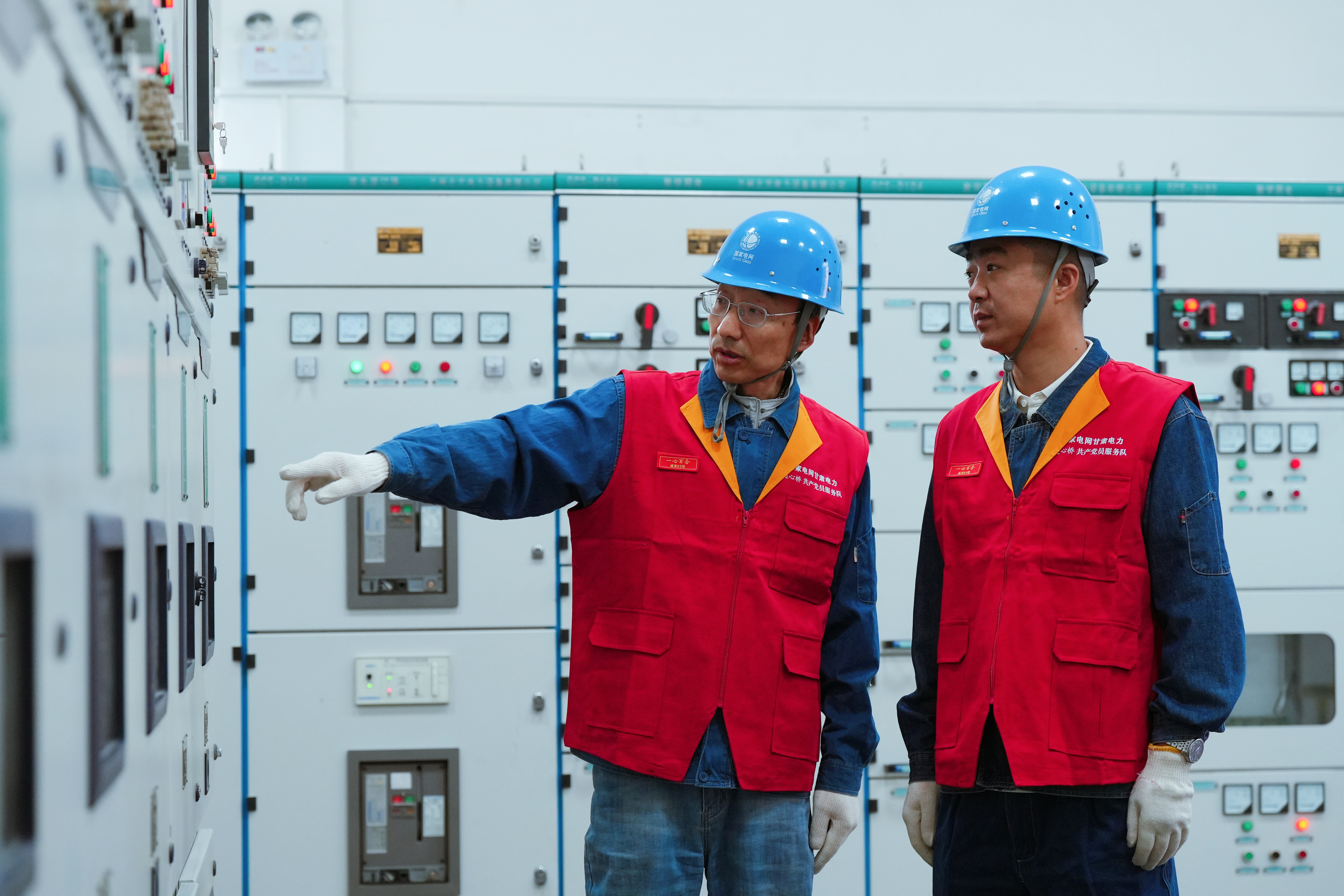 國網(wǎng)蘭州供電公司城關(guān)供電分公司員工在蘭州一<span id=