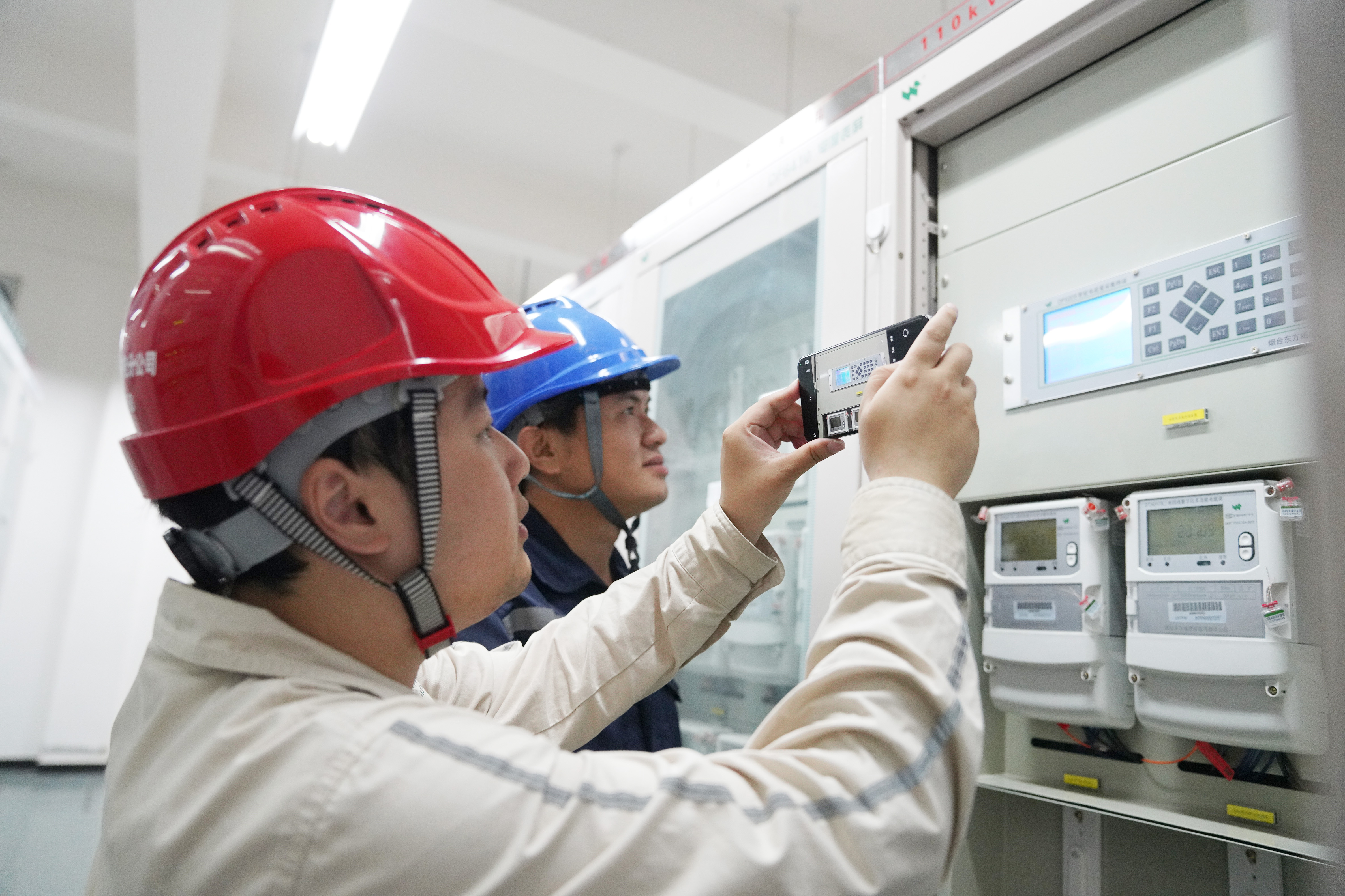 國網(wǎng)銅梁供電公司員工開展35千伏華金線投運工作 (顏玲莉) (3).JPG