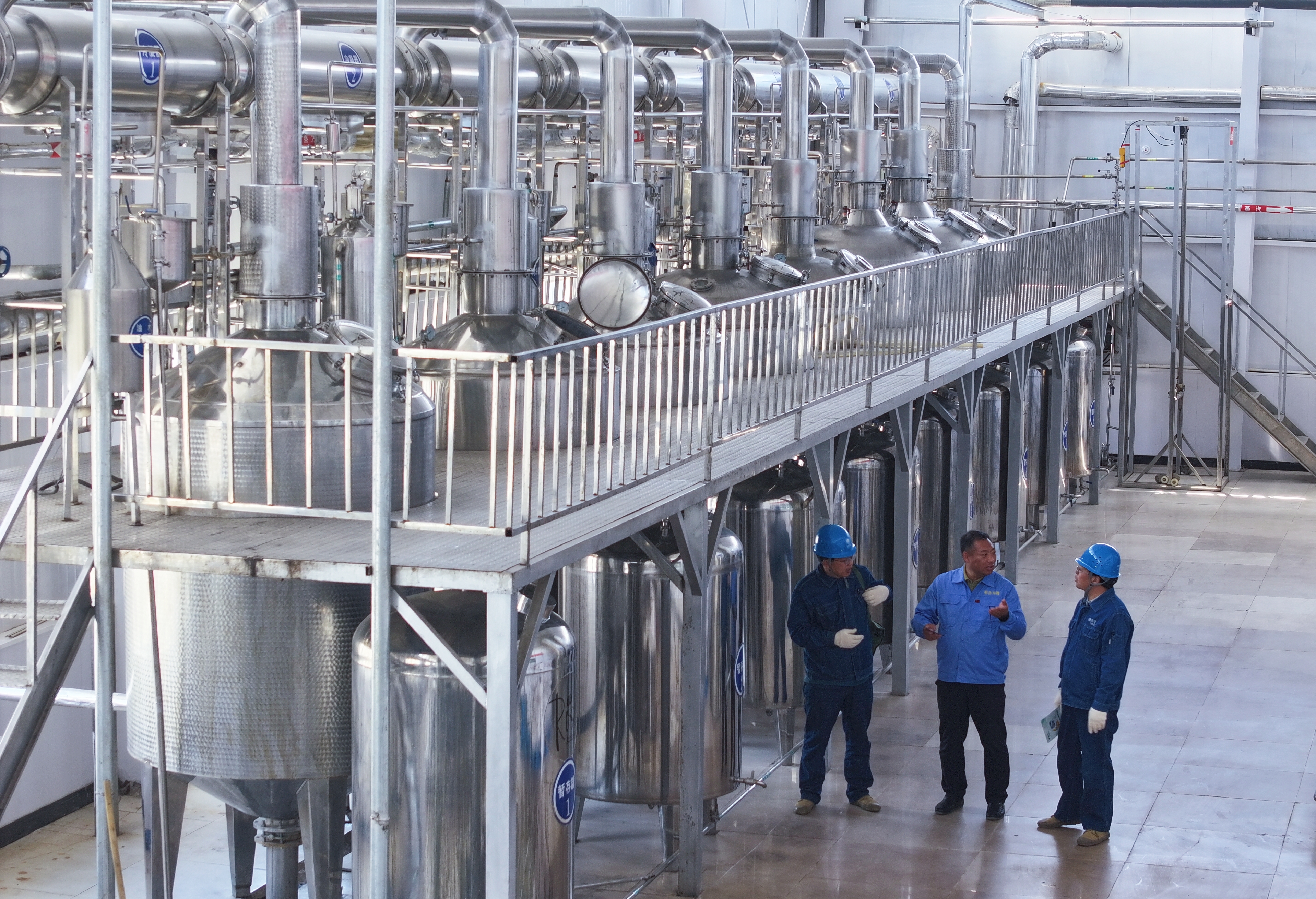 國網(wǎng)蘭州供電公司員工在甘肅東方天潤玫瑰科技發(fā)展有限公司玫瑰精油純露生<span id=