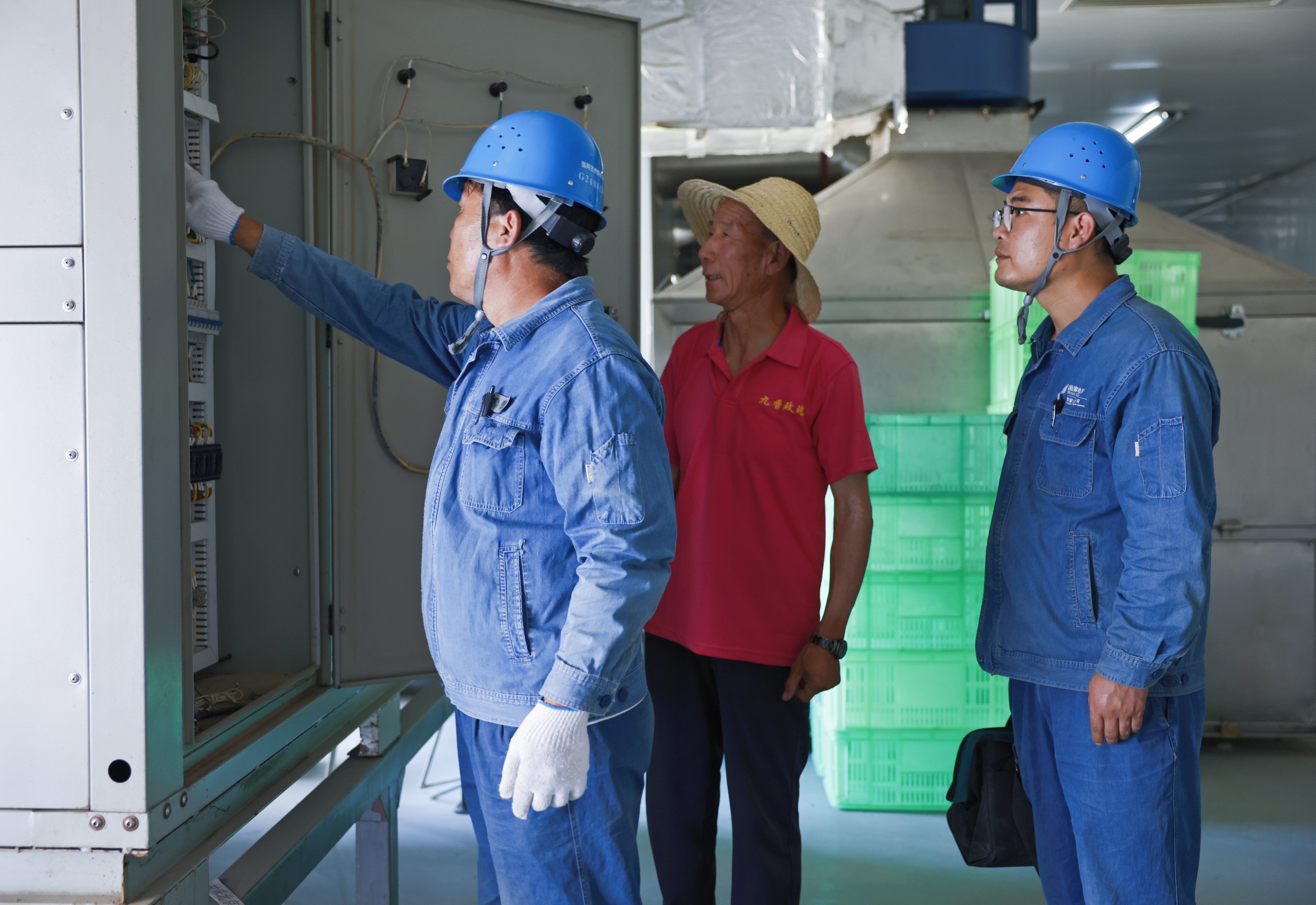 國網(wǎng)蘭州供電公司員工主動上門協(xié)助蘭州九香玫瑰生物科技有限公司開展電力設(shè)備檢查。<span id=