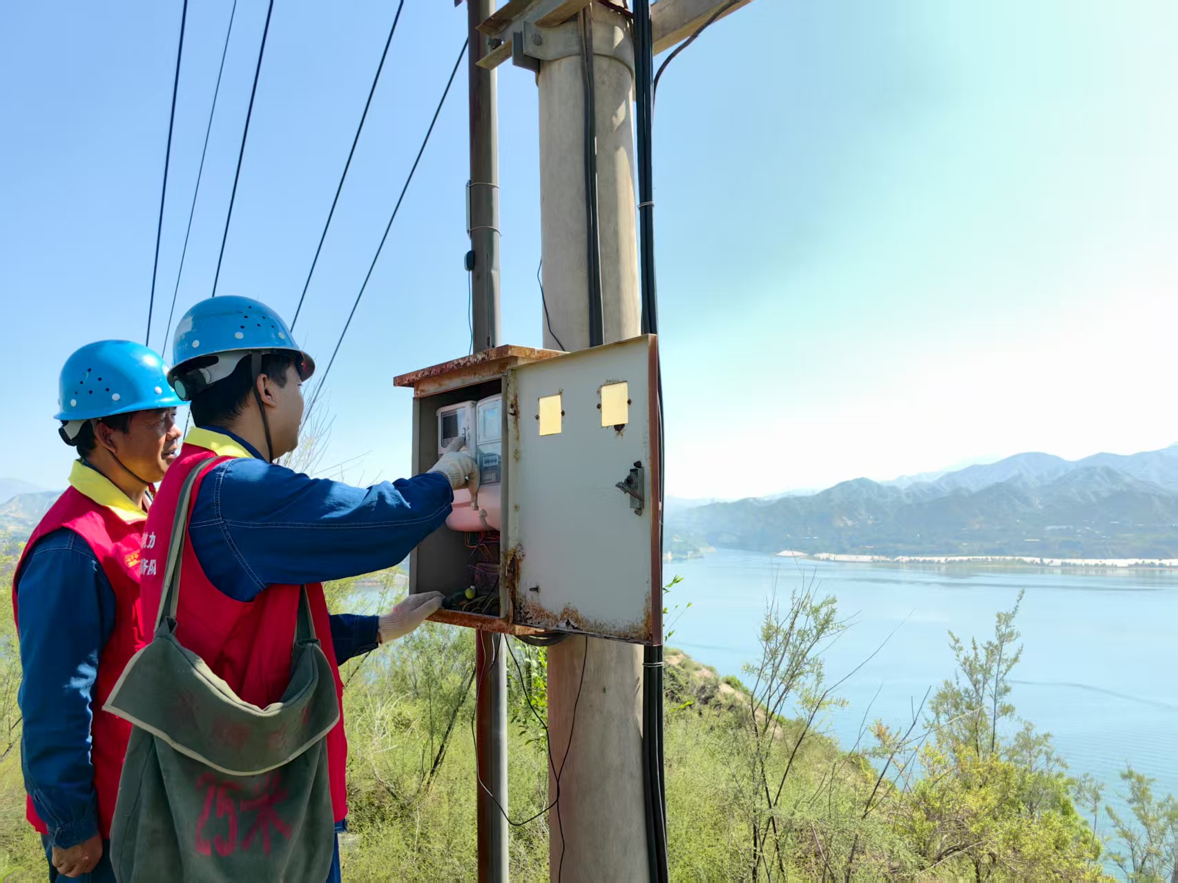 國(guó)網(wǎng)永靖縣供電公司三塬供電所臺(tái)區(qū)經(jīng)理張學(xué)彥和趙<span id=