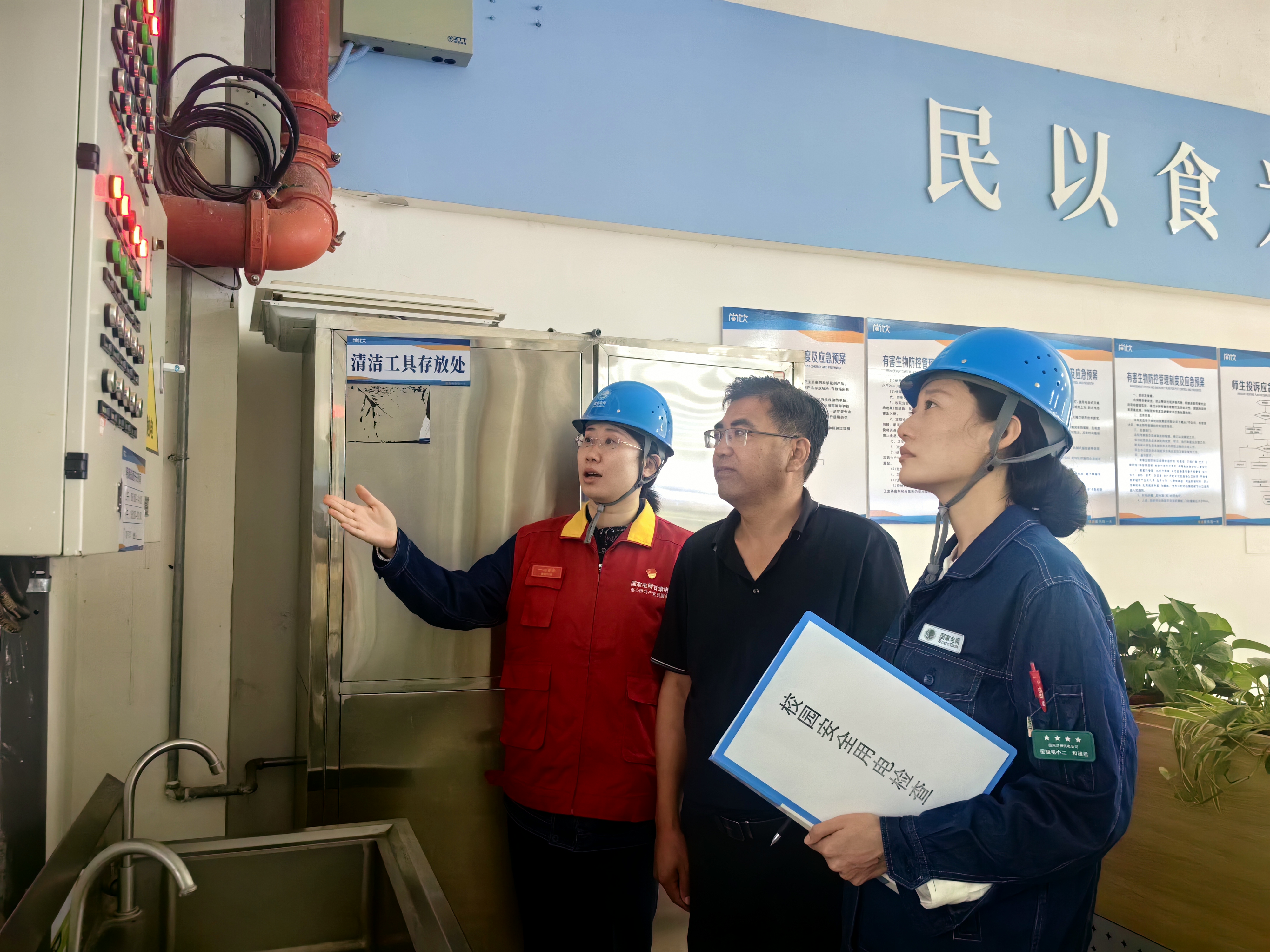 國網(wǎng)蘭州供電公司安寧供電分公司客戶經(jīng)理宋金薇與和雅君前往甘肅省政法大學(xué)開展安全用電檢查，為學(xué)校開展能效分析。何英攝 .jpg