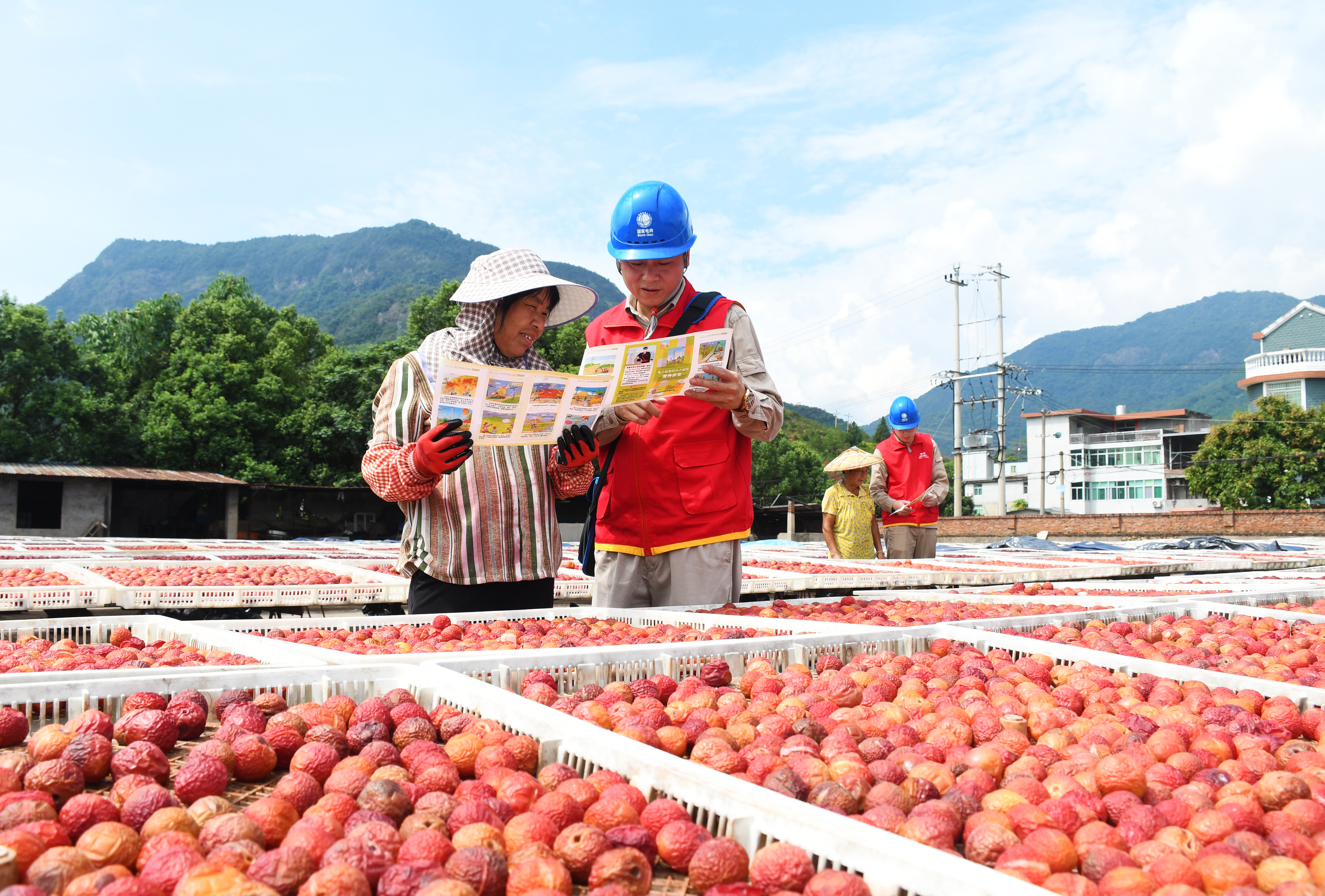 9月1日國網(wǎng)福州供電公司梧桐供電所員工走訪福建省永泰縣梧桐鎮(zhèn)西林村向農(nóng)戶宣傳安全用電知識（陳德鈞）.jpg
