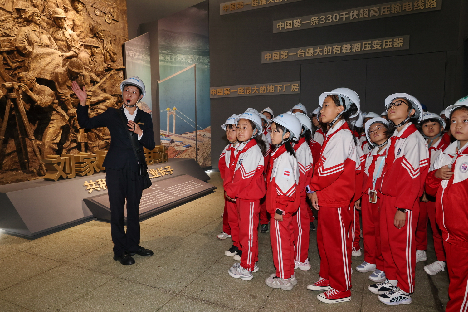 劉家峽水電廠：開學(xué)“第一課” 點(diǎn)燃青少年科技報國夢 (1).JPG