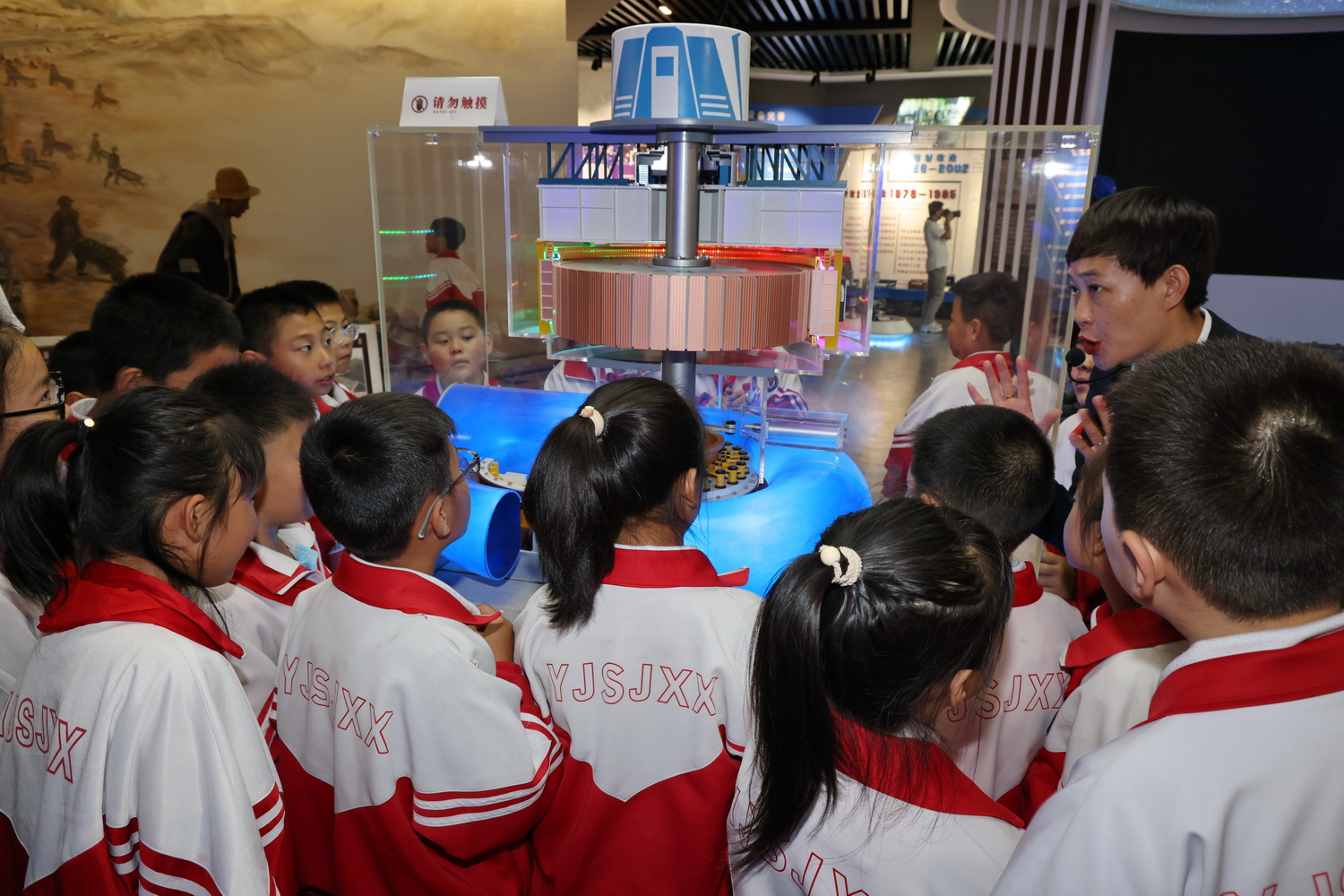 劉家峽水電廠：開學(xué)“第一課” 點(diǎn)燃青少年科技報國夢 (2).JPG