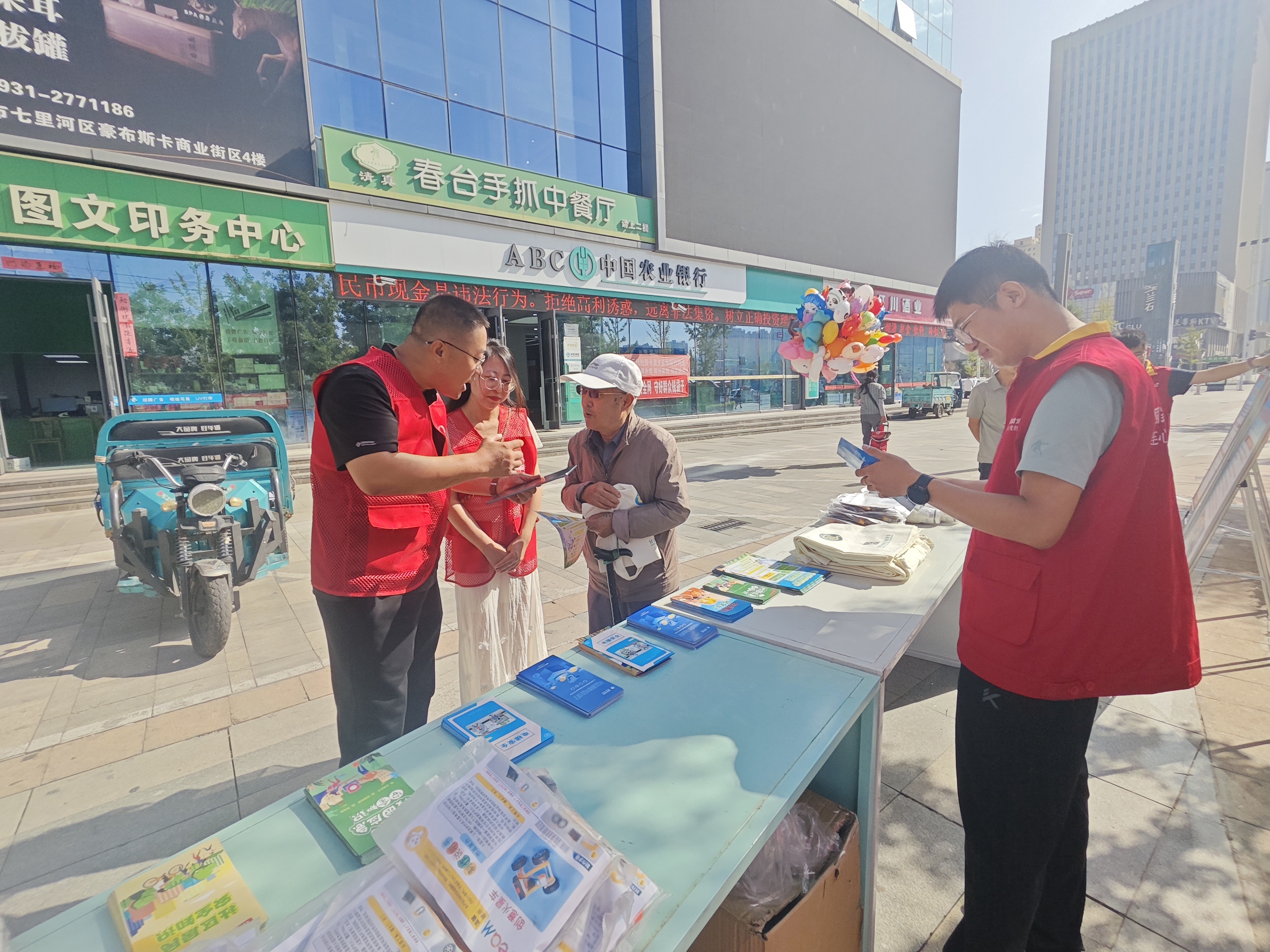 9月11日，國網(wǎng)蘭州供電公司在蘭州市七里河區(qū)豪布斯珍園小區(qū)商業(yè)廣場開展全國科普月-科普進社區(qū)活動 (2).jpg