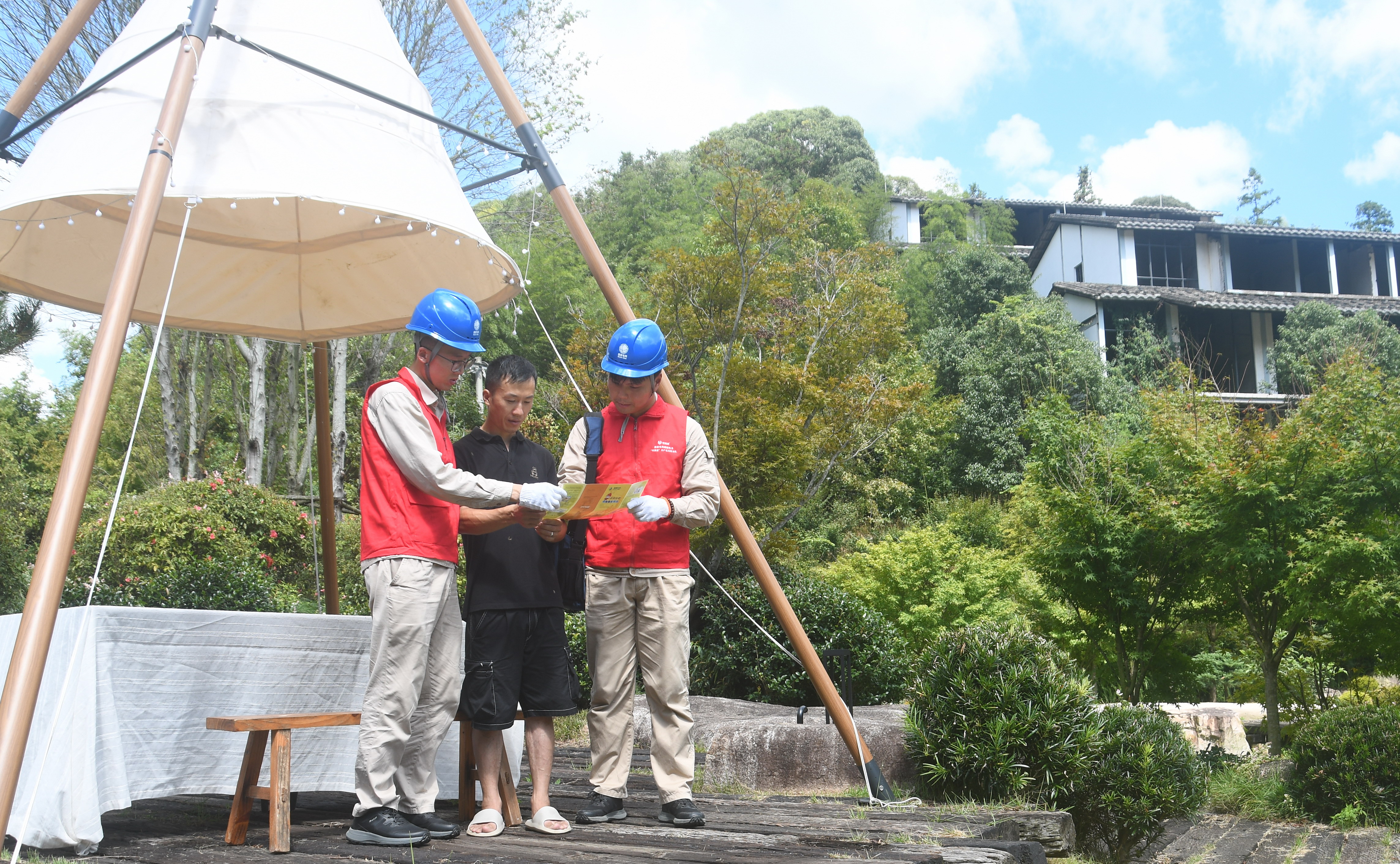 10月1日，國網(wǎng)福州供電公司工作人員來到九峰村，義務(wù)對民宿用電設(shè)備與線路展開細(xì)致的例行巡檢，以專業(yè)保障為鄉(xiāng)村旅游筑牢用電安全防線。2（陳蒸、柯俊明、邵淑婉）.jpg