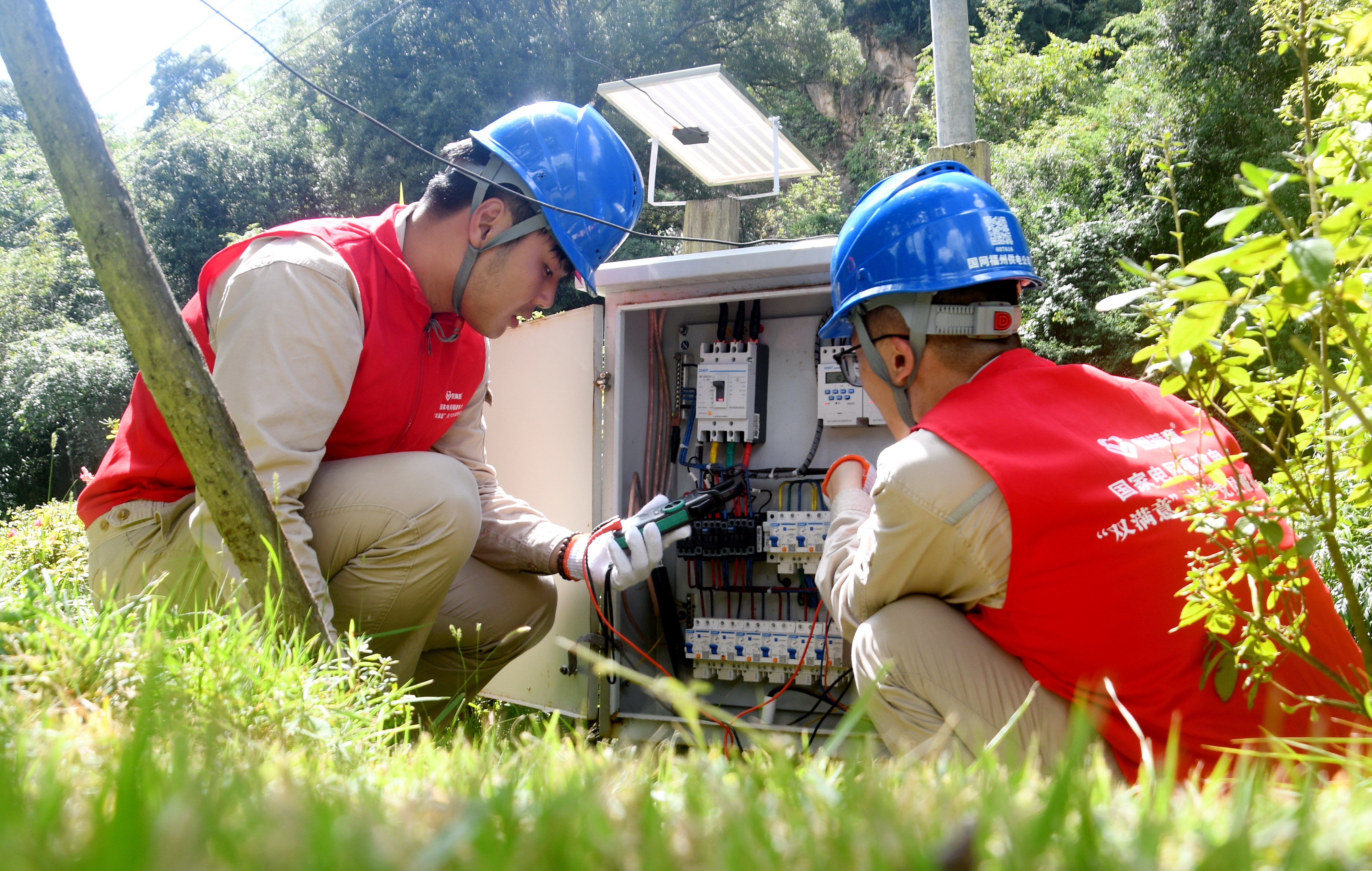 10月1日，國網(wǎng)福州供電公司工作人員來到九峰村，義務(wù)對民宿用電設(shè)備與線路展開細(xì)致的例行巡檢，以專業(yè)保障為鄉(xiāng)村旅游筑牢用電安全防線。3（陳蒸、柯俊明、邵淑婉）.jpg