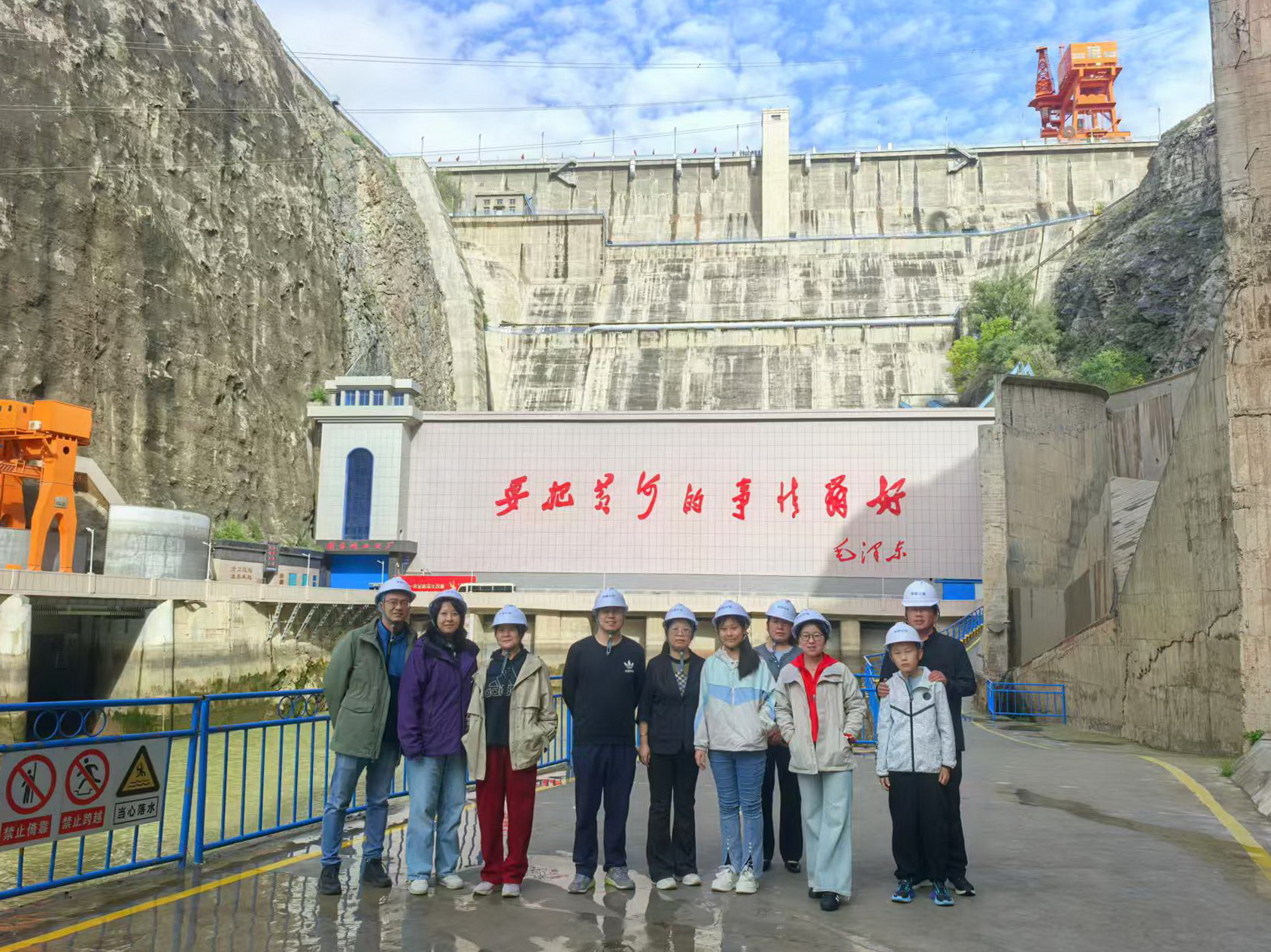 打卡“水電搖籃”劉家峽水電廠國慶紅色游掀熱潮 (1).jpg