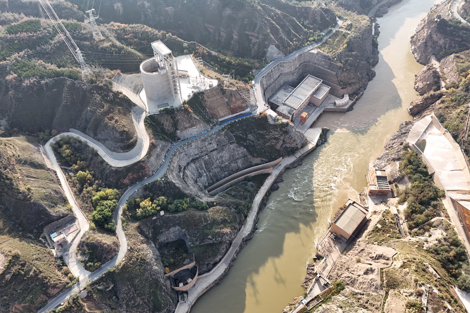 劉家峽水電廠調(diào)增輸水量保障黃河流域秋澆冬灌有序推進(jìn) (2).JPG