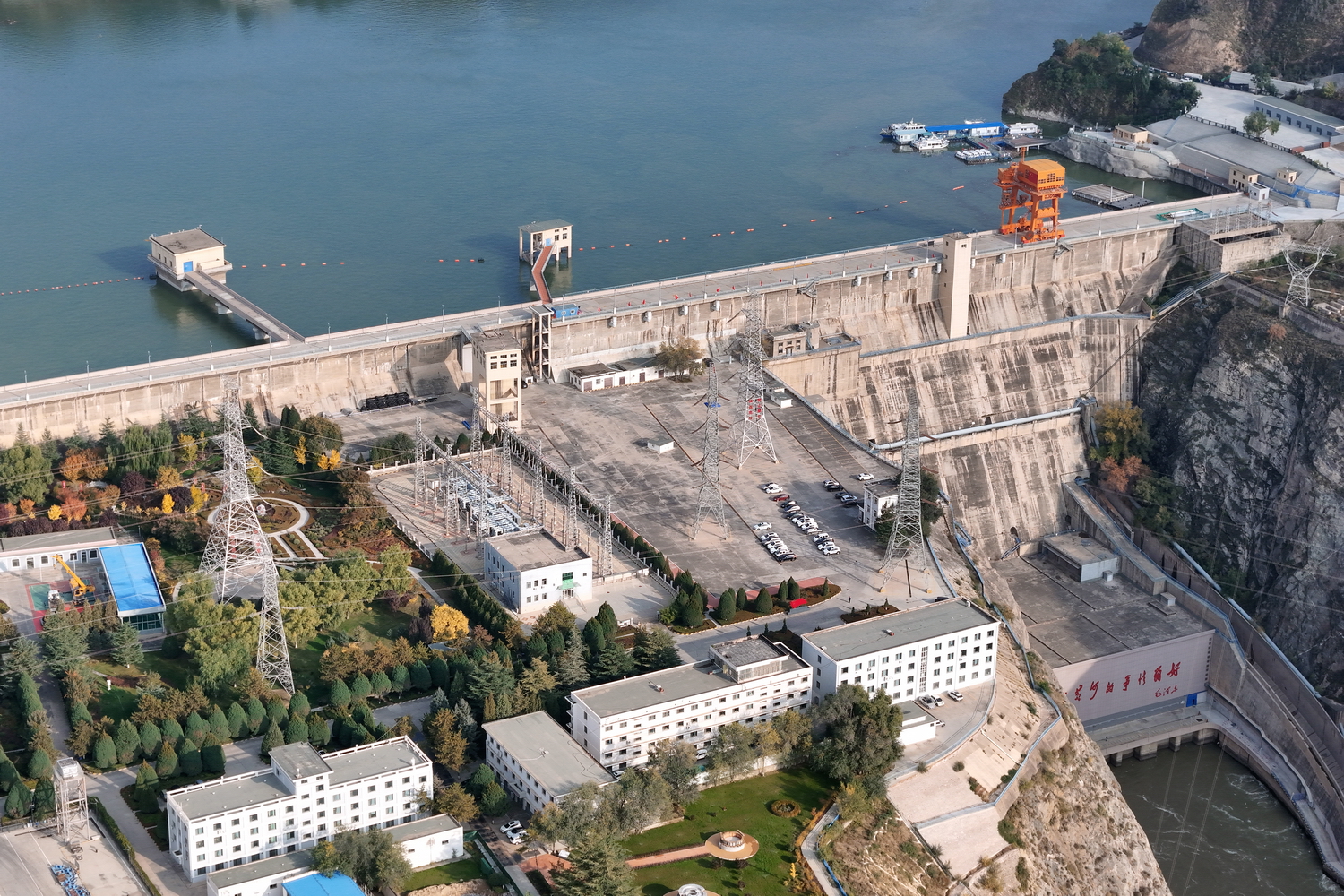 劉家峽水電廠調(diào)增輸水量保障黃河流域秋澆冬灌有序推進(jìn) (1).JPG