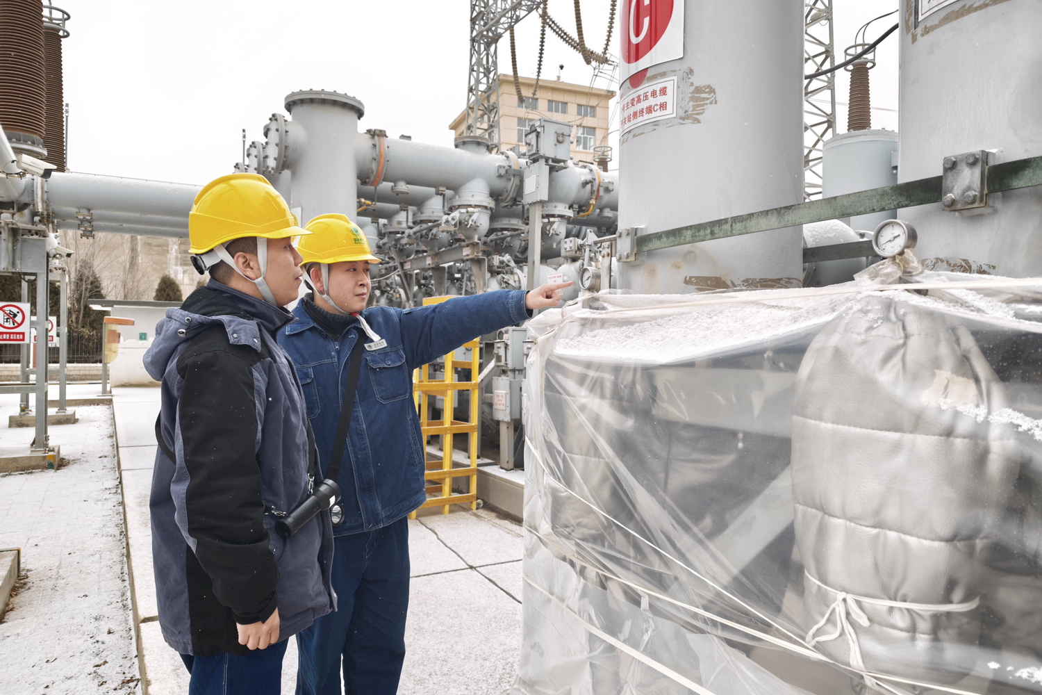 劉家峽水電廠：以動制凍御寒潮 穩(wěn)供保電守光明(2).jpg