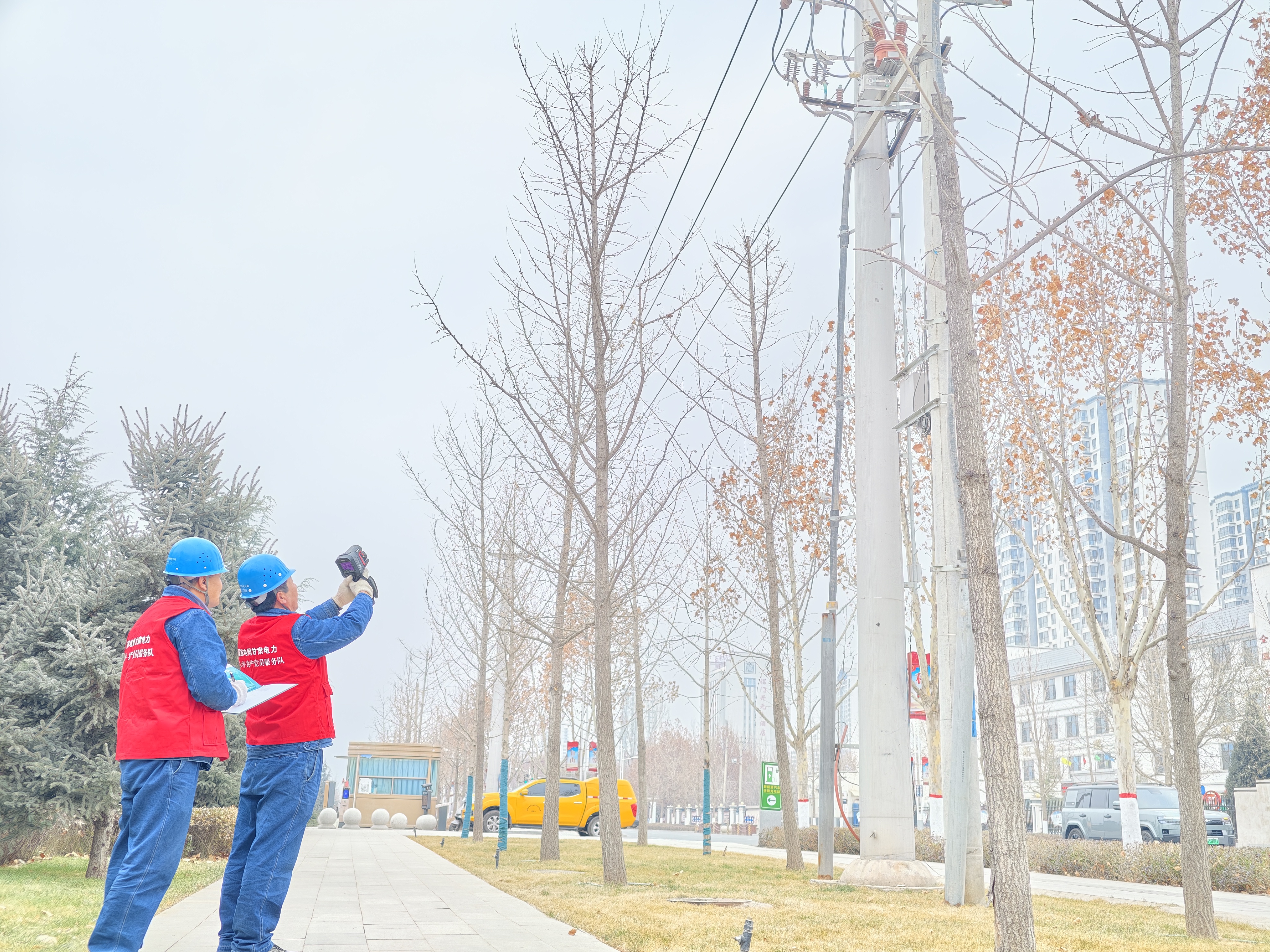 元旦期間，國(guó)網(wǎng)蘭州供電公司永靖縣供電公司城區(qū)供電所值班人員巡視彩陶廣場(chǎng)充電站供電線路。朱芳潔攝.jpg
