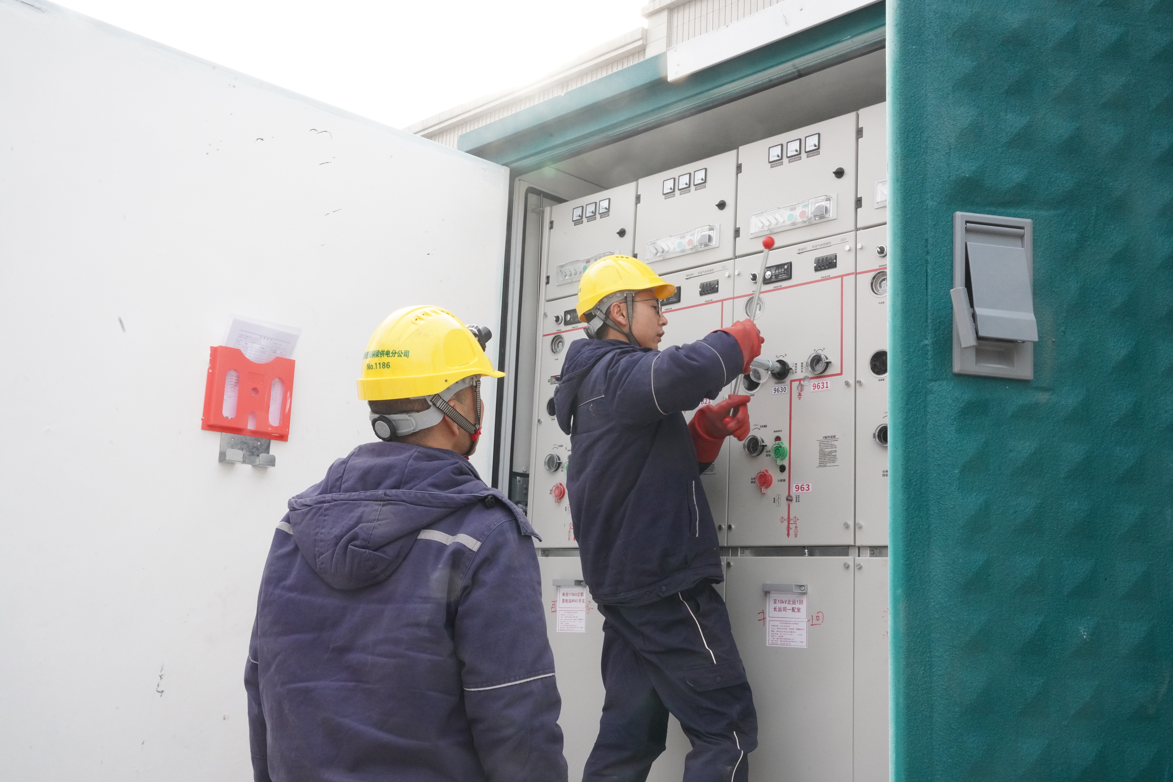 重慶銅梁供電公司開展物流園室內(nèi)開閉所改戶外環(huán)網(wǎng)柜改造（顏玲莉） (1).JPG