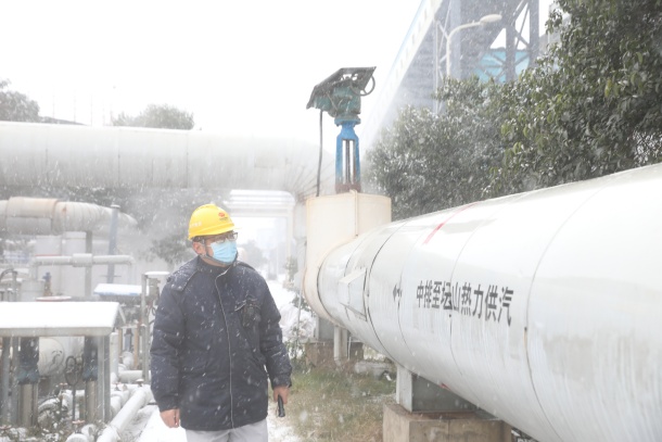 圖為河南滎陽公司運行人員在檢查壇山供熱管道.JPG