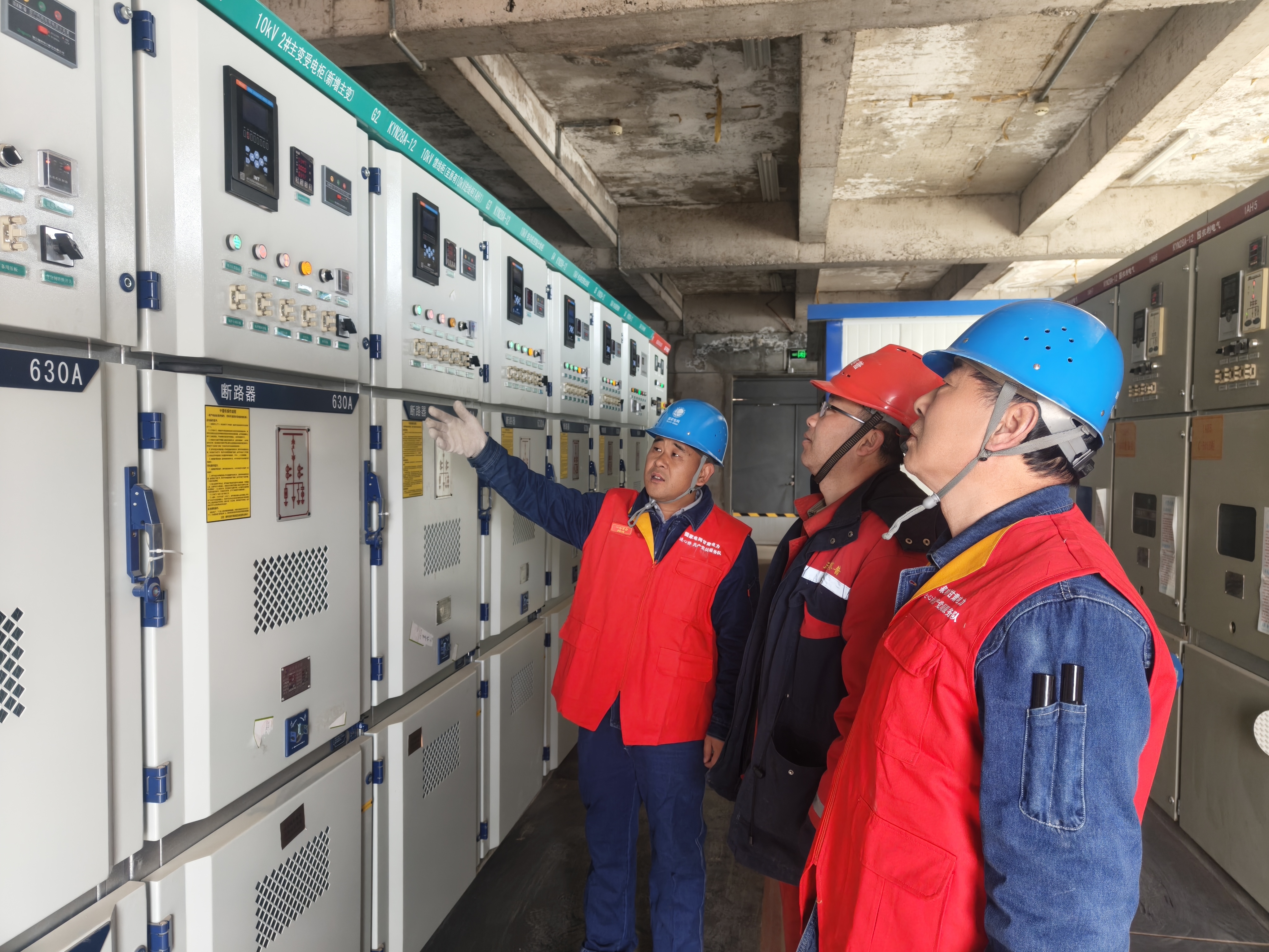 2月25日，國(guó)網(wǎng)蘭州供電公司永靖縣供電公司員工在甘肅臨夏永靖縣三峽賽普液化天然氣有限公司開(kāi)展用電安全專項(xiàng)檢查。崇興彥攝.jpg
