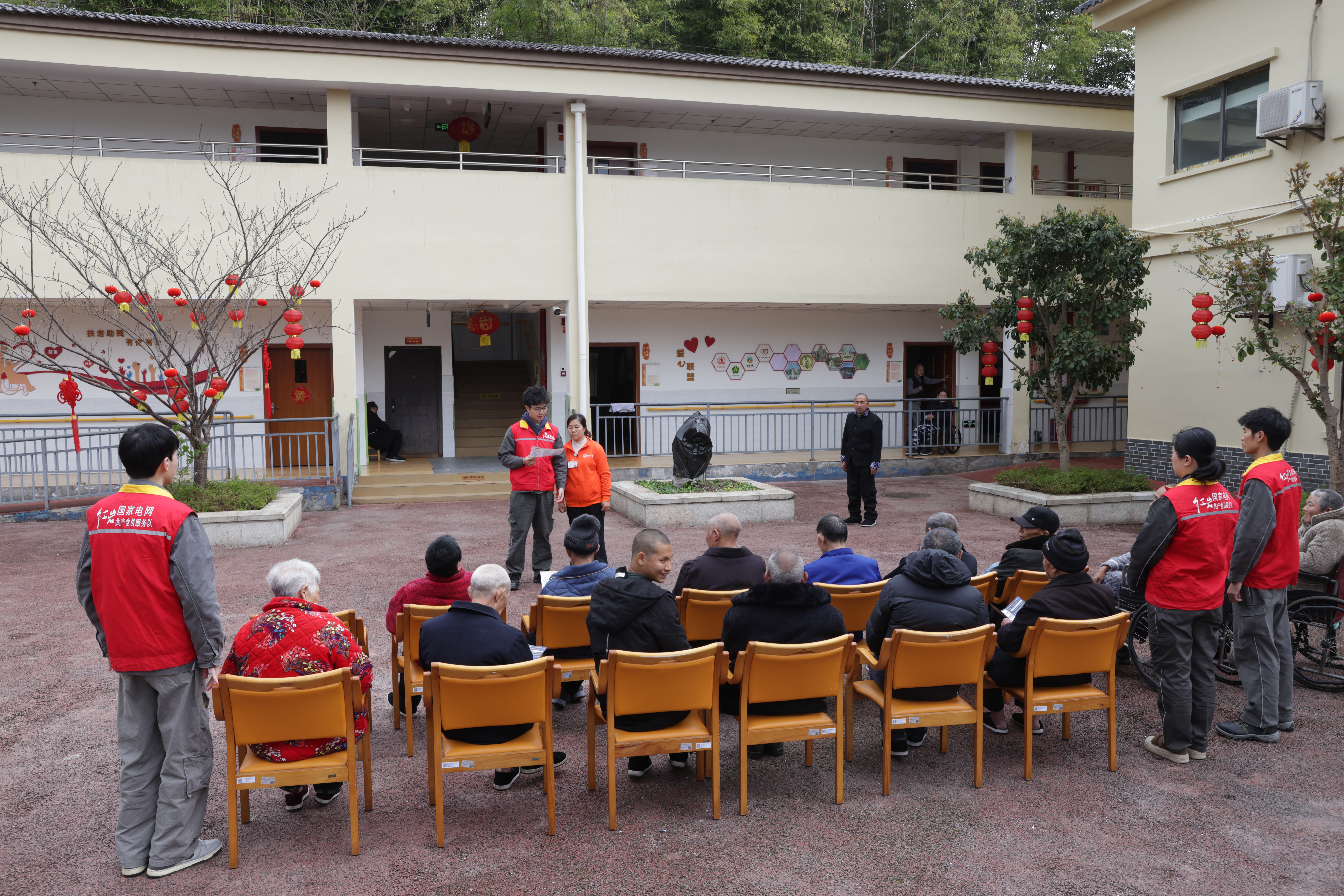 3月2日，國家電網(wǎng)重慶電力（北碚綜合）紅巖共產(chǎn)黨員服務(wù)隊(duì)在北碚區(qū)石寨照護(hù)中心宣傳安全用電知識。（張強(qiáng) 攝）.JPG