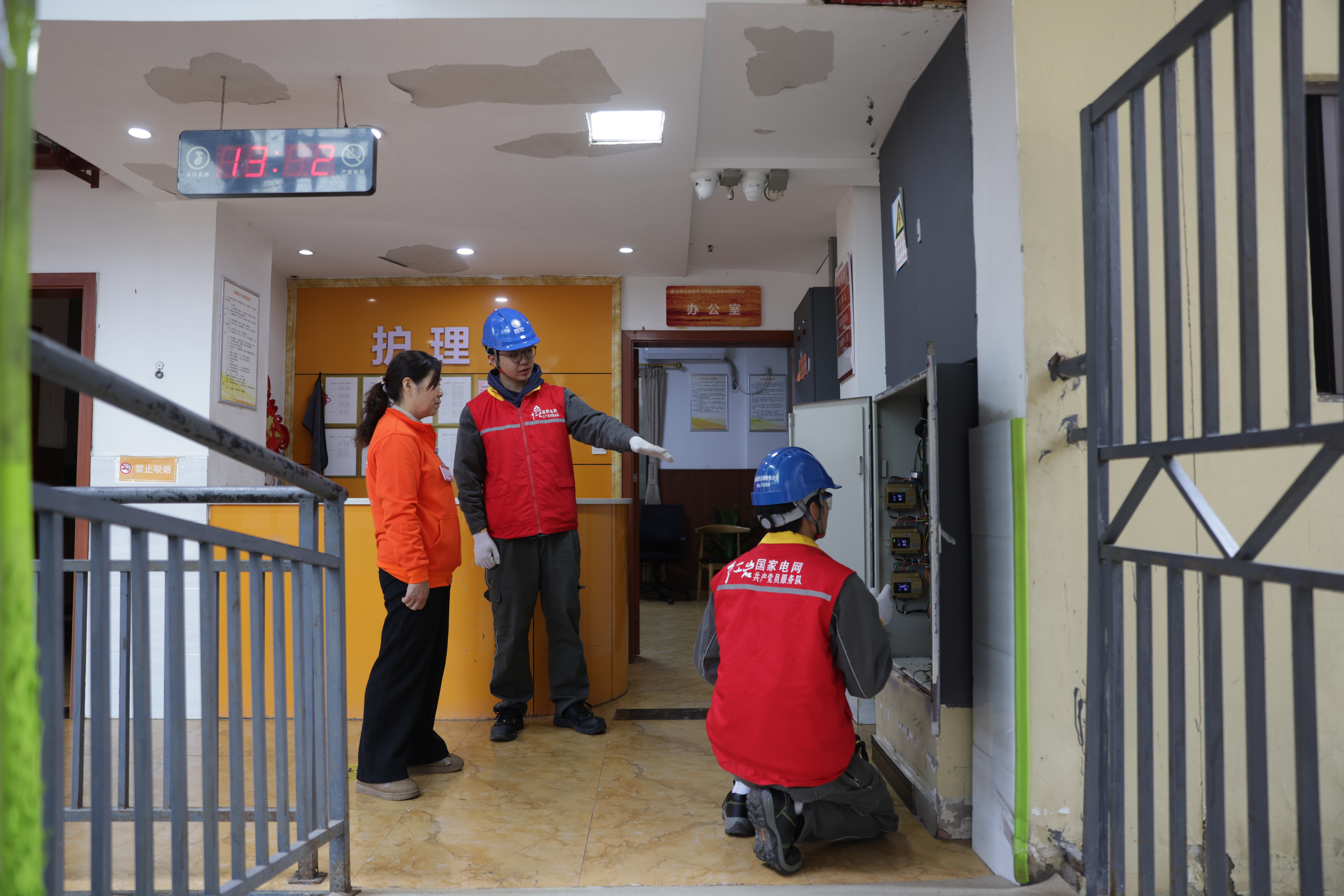 3月2日，國家電網(wǎng)重慶電力（北碚綜合）紅巖共產(chǎn)黨員服務(wù)隊(duì)在北碚區(qū)石寨照護(hù)中心檢查用電設(shè)施安全隱患。（張強(qiáng) 攝）.JPG