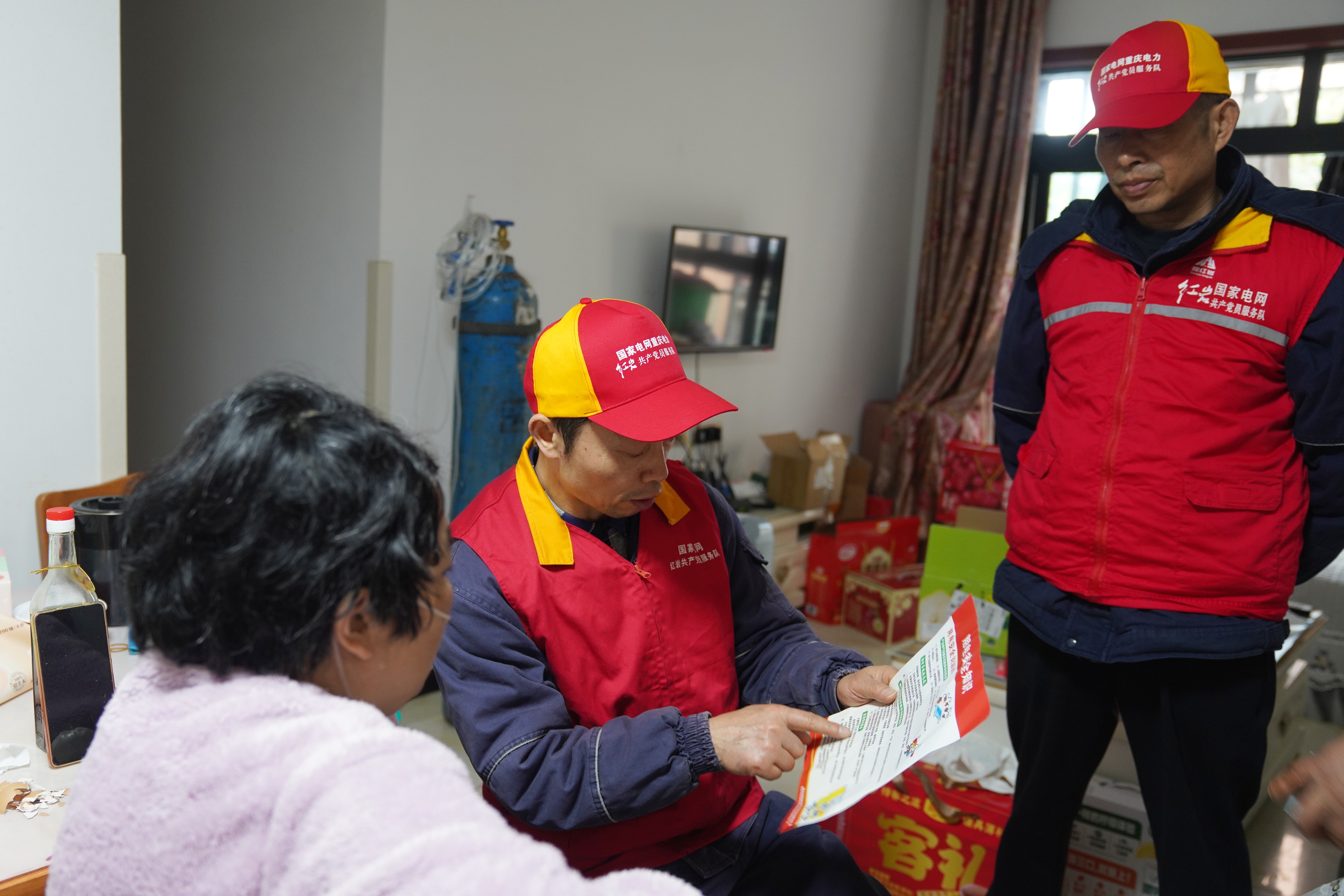 國(guó)網(wǎng)銅梁供電公司員工前往蒲呂街道為呼吸機(jī)使用者上門(mén)開(kāi)展安全用電知識(shí)宣傳。（顏玲莉）.JPG