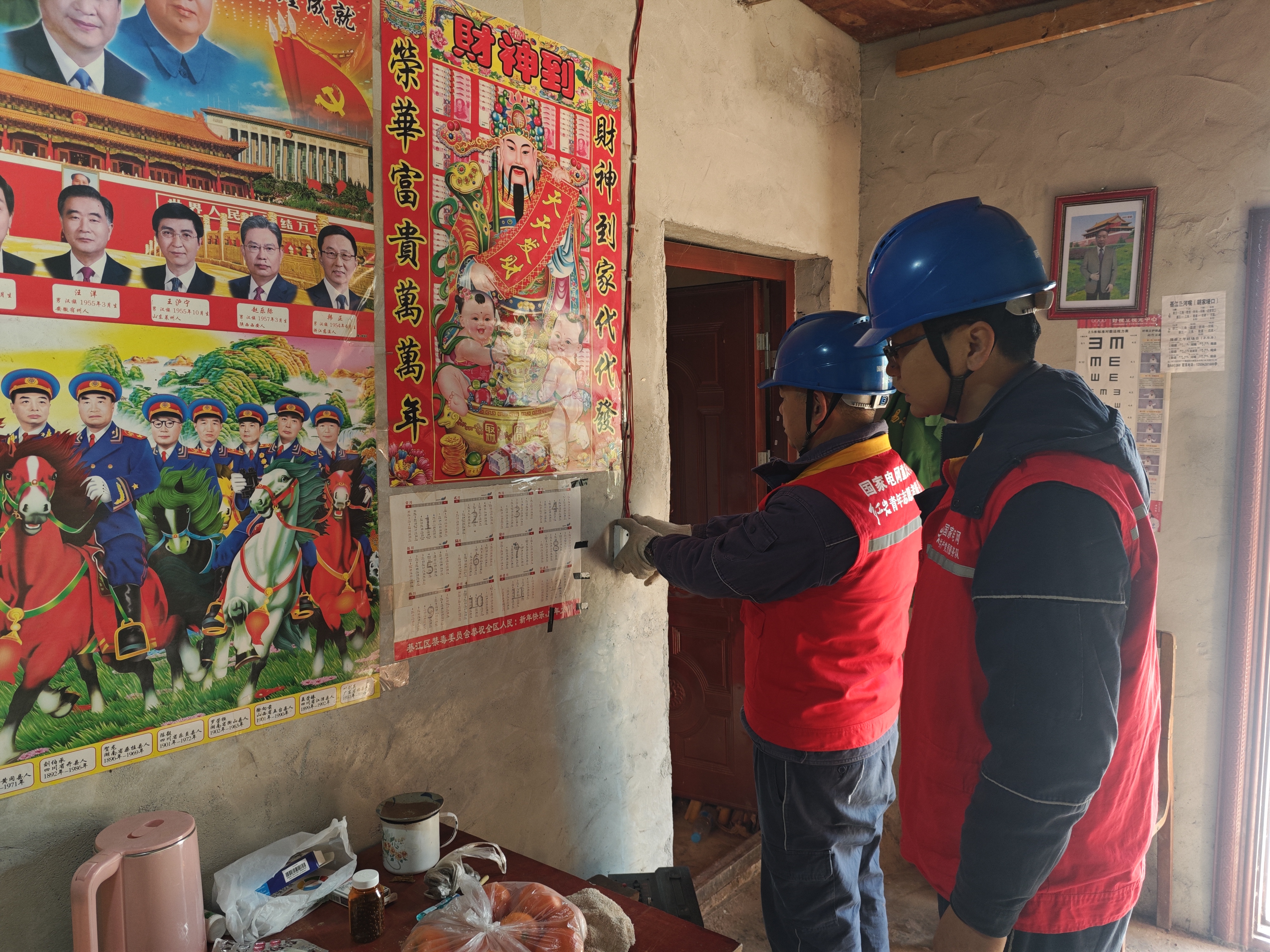 3月3日，國網(wǎng)綦江供電公司員在重慶市綦江區(qū)隆盛鎮(zhèn)葫蘆村上門為獨居老人檢查室內(nèi)線路。（唐壘 攝）1.jpg