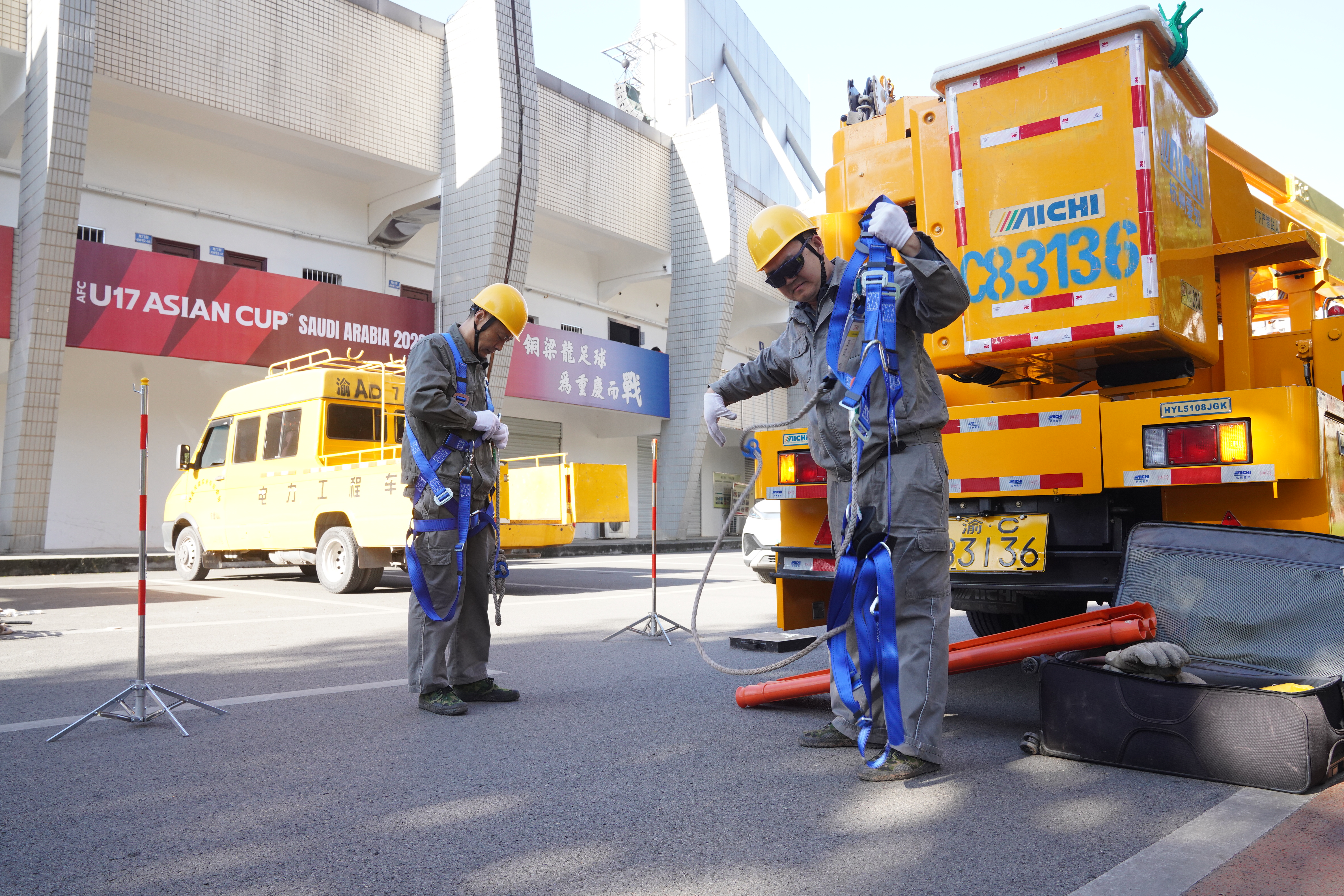 重慶銅梁供電公司員工為銅梁龍體育場開展雙電源帶電接入工作。 （顏玲莉）(1).JPG