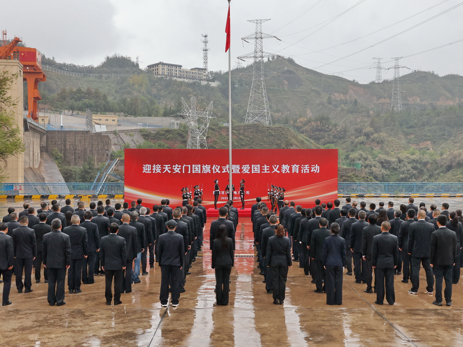 國網(wǎng)甘肅電力舉行迎旗儀式點燃愛國豪情 (2).JPG