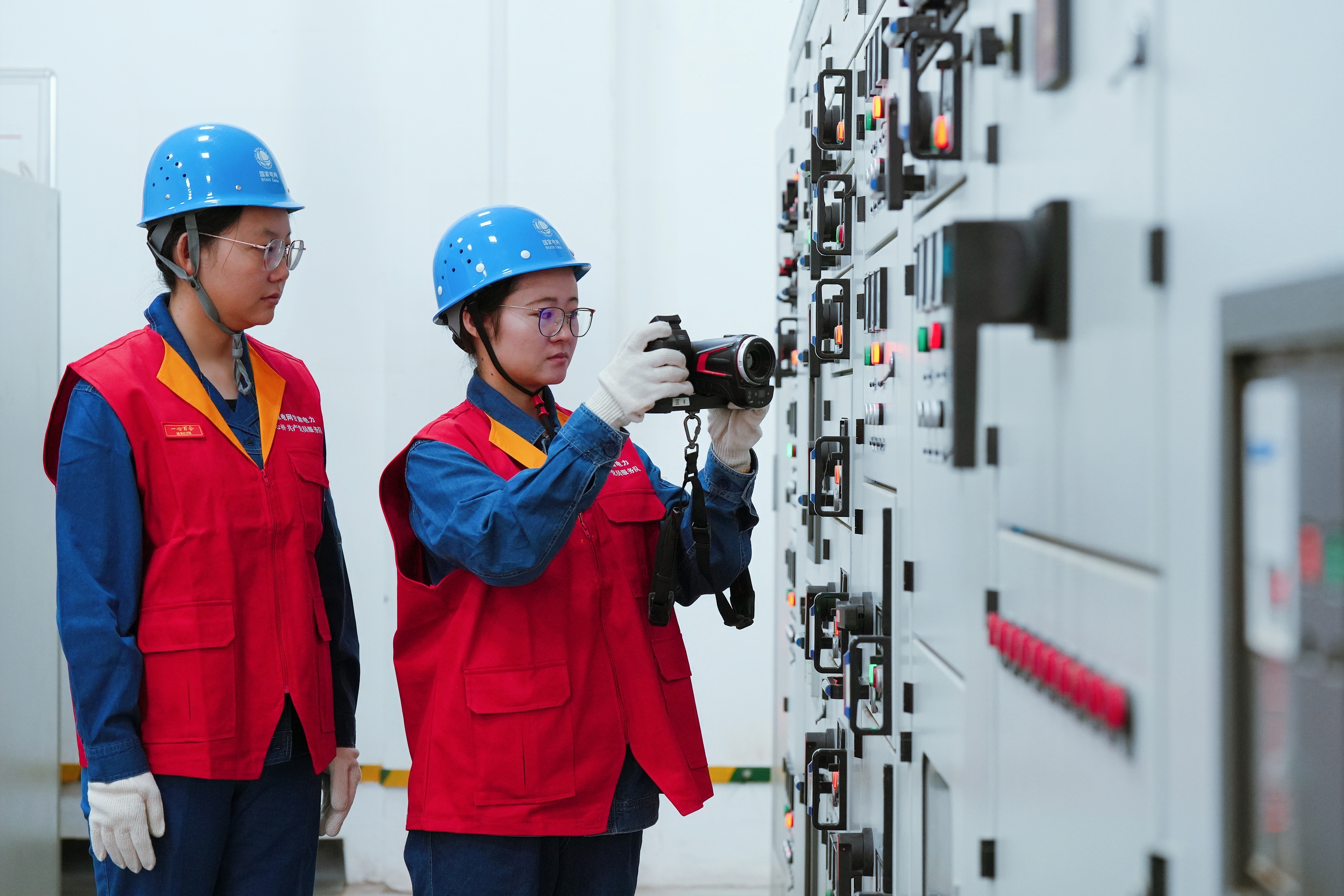 國(guó)網(wǎng)蘭州供電公司城關(guān)供電分公司員工在蘭州一<span id=