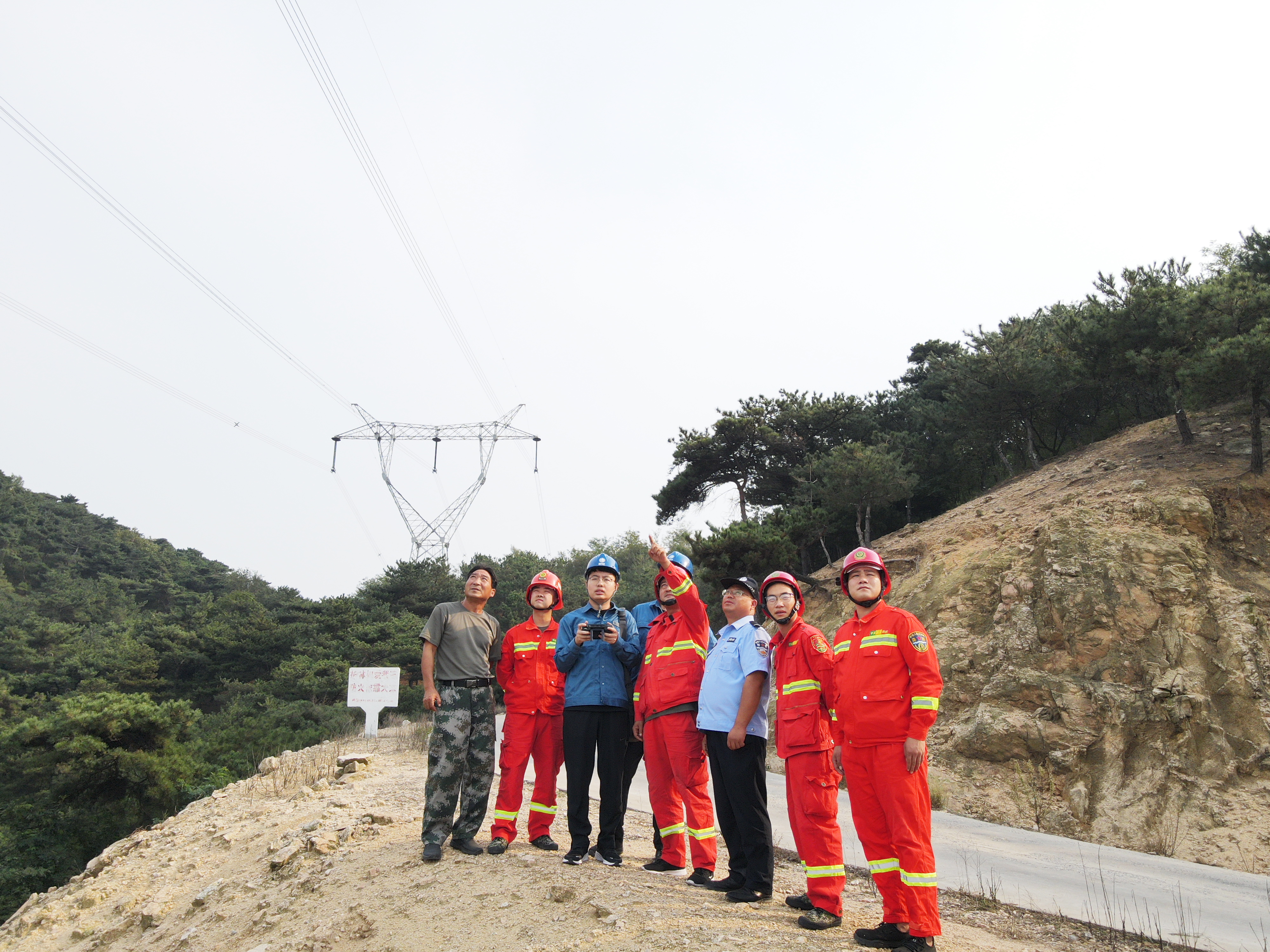 國網(wǎng)萊蕪供電公司聯(lián)合消防、森林公安等部門開展聯(lián)合巡檢.jpg