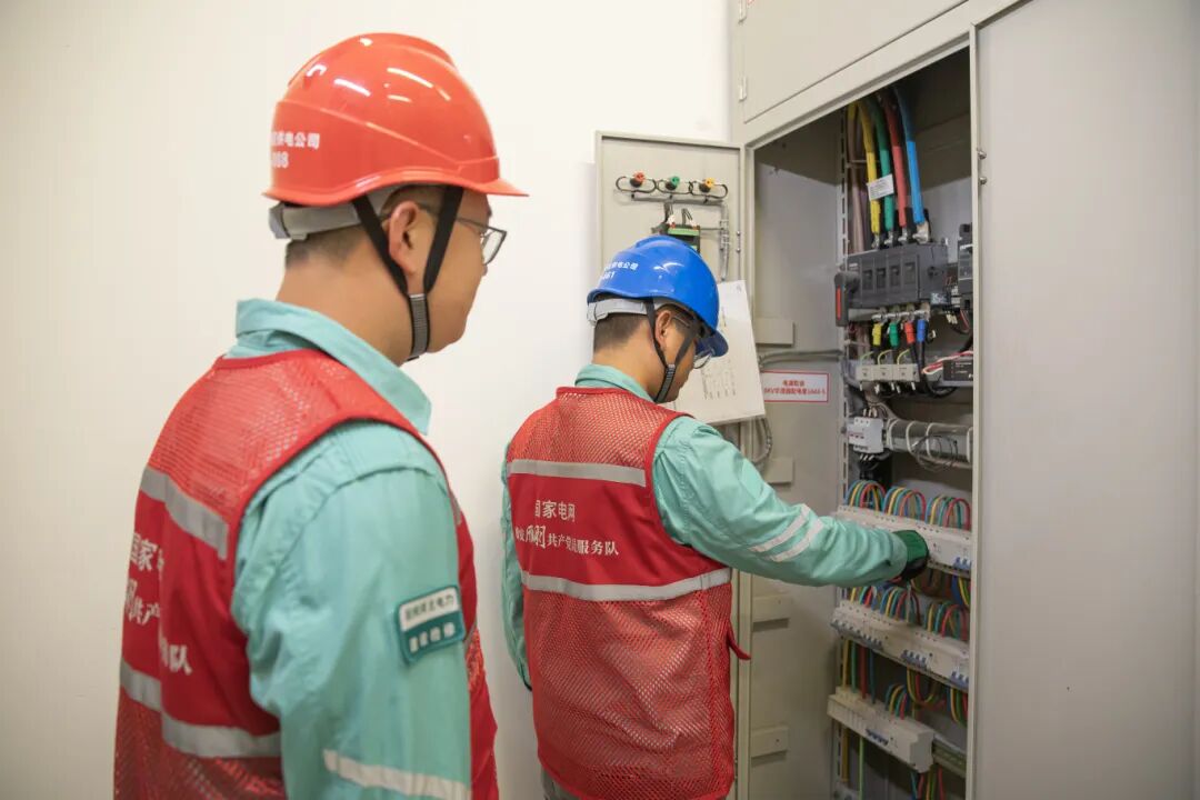 雄安公司:?jiǎn)T工主動(dòng)上門(mén)維修(孫梅丹 攝).jpg