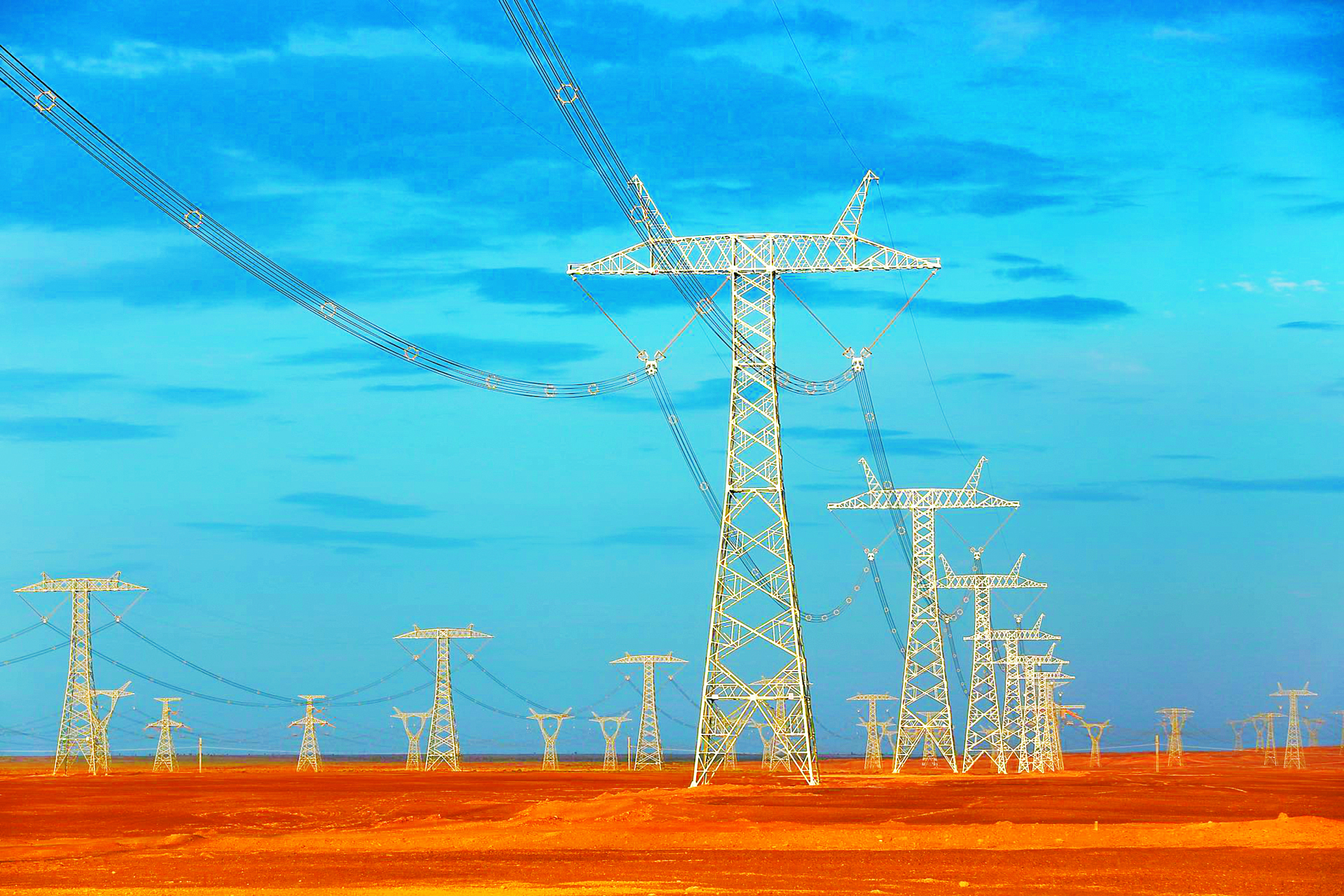 6-準(zhǔn)東-皖南±1100千伏特高壓直流工程1    圖為新疆段輸電線路。 陳建軍 攝.jpg